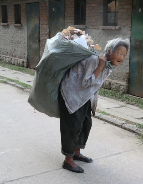 一位捡破烂的老太太,圆了天堂女儿临死前的愿望,看过的人都哭了!